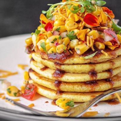 Στη συνταγή για αλμυρά pancakes με αυγό ένα υλικό στη ζύμη κάνει τη διαφορά