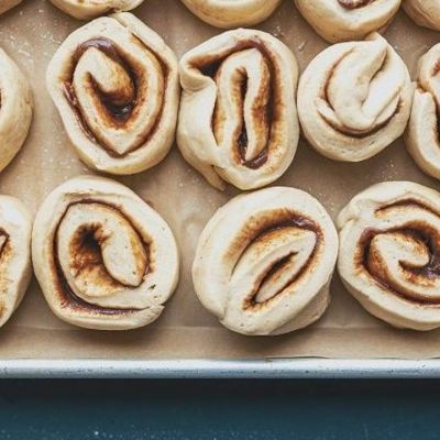 Τα ρολάκια κανέλας είναι και πάλι trend και βρήκαμε την πιο εύκολη συνταγή