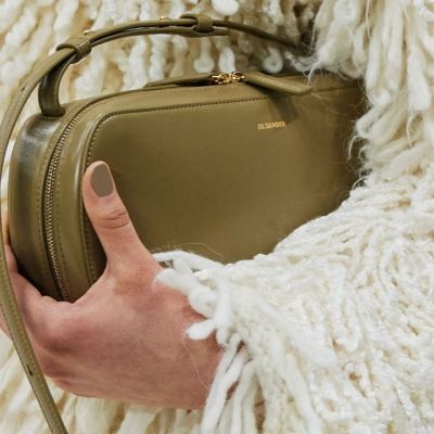 Το πράσινο στα νύχια είναι για ακόμα μία σεζόν τάση, αλλά ποιο πράσινο;