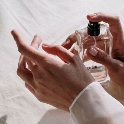 Να τι συμβαίνει όταν ψεκάζεις με άρωμα τα ρούχα σου