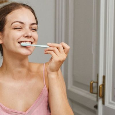 Ο λόγος που δεν πρέπει να πλύνεις τα δόντια σου αμέσως μετά τον καφέ