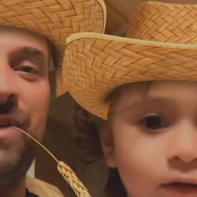 Ο Γιώργος Λιανός ποζάρει με την Ασημούλα και λέει ότι θα πάρει πρόβατα