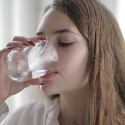 Ξέρεις πόσο νερό πρέπει να πίνεις; Με αυτή την εξίσωση θα μάθεις ακριβώς…