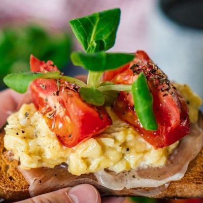 Η απόλυτη συνταγή για αυγά scrambled σε κούπα