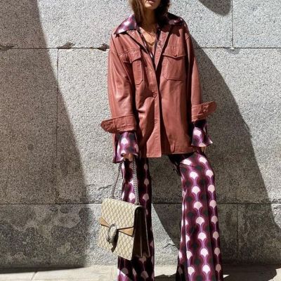 Τα 9 παντελόνια καμπάνα που μακραίνουν τα πόδια