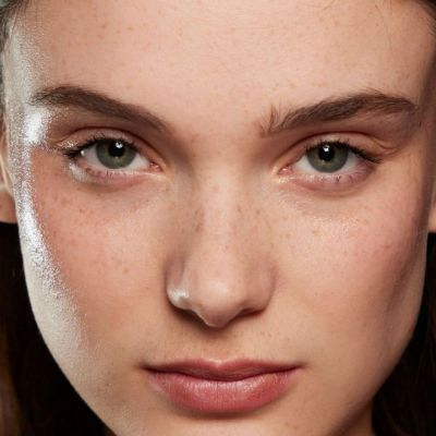 To viral tiktok beauty hack που υπόσχεται τέλεια όψη χωρίς foundation