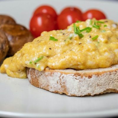 Η μυστική συνταγή της Chrissy Τeigen για τα πιο νόστιμα αυγά scramble