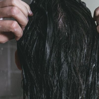 3 scrubs για το τριχωτό της κεφαλής που προσφέρουν βαθύ καθαρισμό