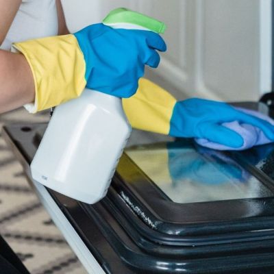 Πόσο συχνά και πώς θα καθαρίσεις τη γυάλινη πόρτα του φούρνου