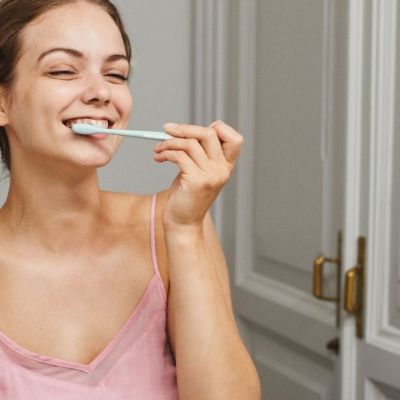 Πρέπει να βουρτσίζεις τα δόντια σου πριν ή μετά το πρωινό;