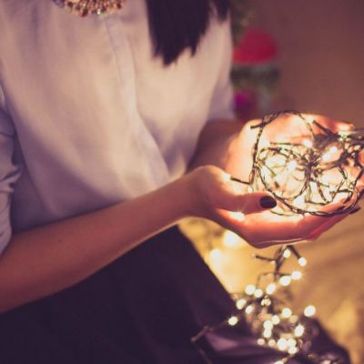 Το tip για να μην ξεχνάς ανοιχτά τα χριστουγεννιάτικα λαμπάκια