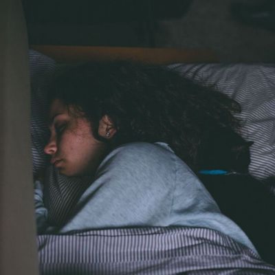 Ζορίζεσαι κι εσύ να ξυπνήσεις όταν έξω είναι νύχτα; Υπάρχει λόγος