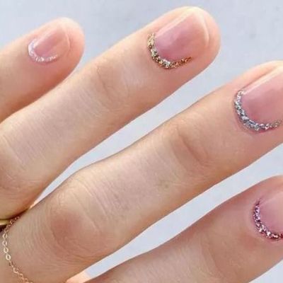 6 glitter βερνίκια και 6 μανικιούρ για λαμπερές εμφανίσεις