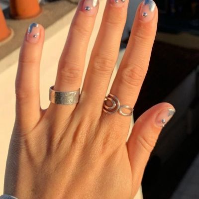 Άσε το χρυσό και πες «ναι» στα silver nails τα Χριστούγεννα
