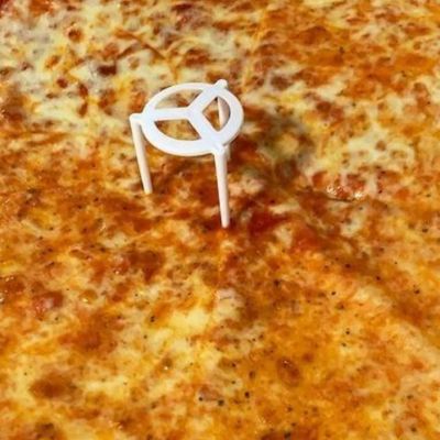 Γιατί υπάρχει το πλαστικό «τραπεζάκι» στην πίτσα;