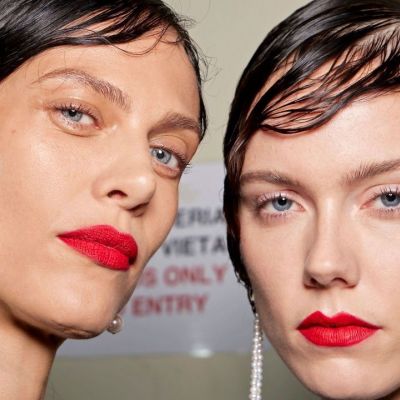 3 μακιγιάζ με κόκκινο κραγιόν που ταιριάζουν σε όλες