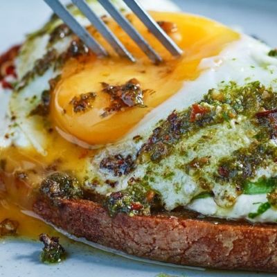 Αν βαρέθηκες το τοστ με αβοκάντο δοκίμασε τα pesto eggs