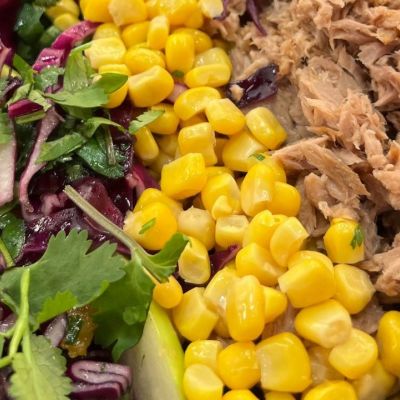 Power bowl με τόνο, μοβ λάχανο, πράσινο μήλο & σάλτσα σόγιας