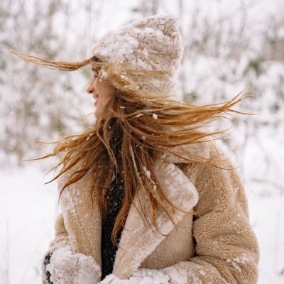 Τι συμβαίνει στα μαλλιά όταν χιονίζει και έχει τσουχτερό κρύο