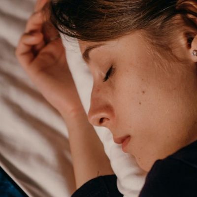 Ο έλεγχος βάρους, το ξεσκαρτάρισμα & τι άλλο συμβαίνει όταν κοιμόμαστε