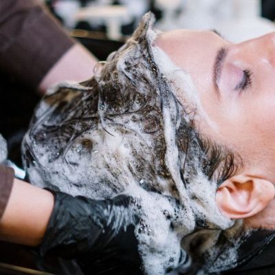 Πρέπει τελικά να λούζεσαι πριν το κούρεμα; Εξαρτάται