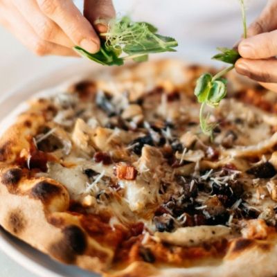 2 υλικά αρκούν για να φτιάξεις ζύμη πίτσας με γιαούρτι