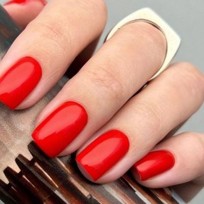 10 κόκκινα βερνίκια νυχιών γιατί το κόκκινο δεν έχασε ποτέ