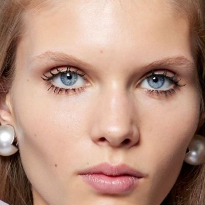 Η τεχνική με τη μάσκαρα για βλεφαρίδες με όγκο στη στιγμή