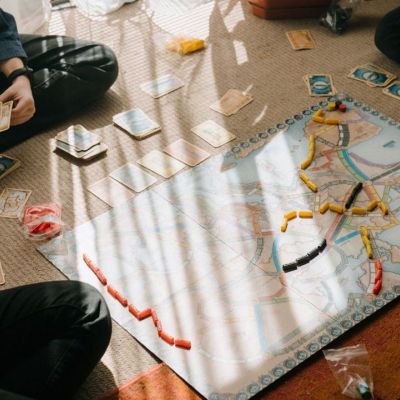 4 επιτραπέζια για να παίξεις με τις κολλητές σου