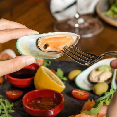 Το κρύο νερό είναι το hack για να καθαρίσεις εύκολα τα μύδια