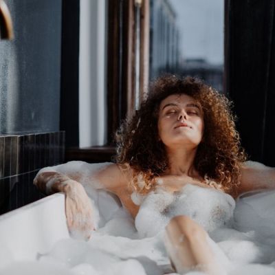 10 λουλουδάτα αφρόλουτρα για να μυρίσει άνοιξη το μπάνιο