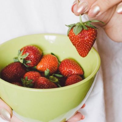 Το κόλπο με το βαζάκι για να διατηρήσεις φρέσκες τις φράουλες