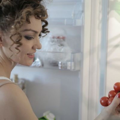 4 λάθη που κάνουμε και χαλάνε τα τρόφιμα στο ψυγείο