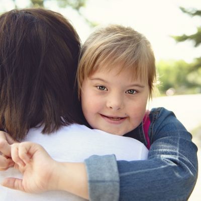 Η Φωτεινή γεννήθηκε με σύνδρομο Down - Για τους φυσικούς της γονείς ήταν βάρος, για τη Σουζάνα δώρο
