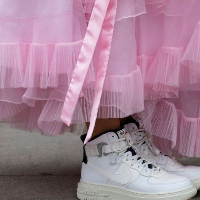 Τα άσπρα sneakers είναι το σωστό παπούτσι για κάθε εποχή