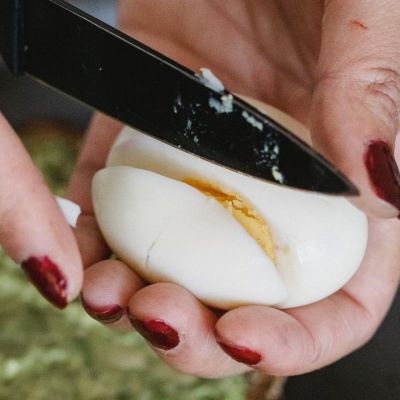 Το κόλπο του ΤikTok για να ξεφλουδίσεις εύκολα το αυγό