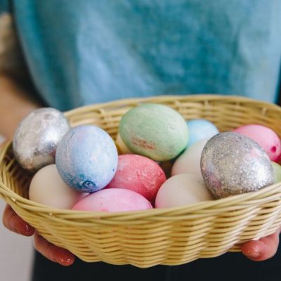 Πώς θα βάψεις τα πασχαλινά αυγά με υλικά που έχεις στην κουζίνα