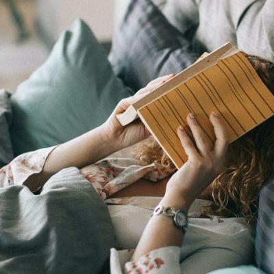 3 λόγοι για να βάλεις στη ρουτίνα ύπνου σου το βιβλίο
