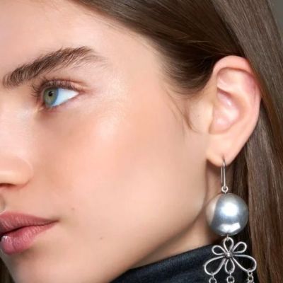 Σπυράκια στα φρύδια: Γιατί εμφανίζονται, τι φταίει και τι μπορείς να κάνεις για αυτά