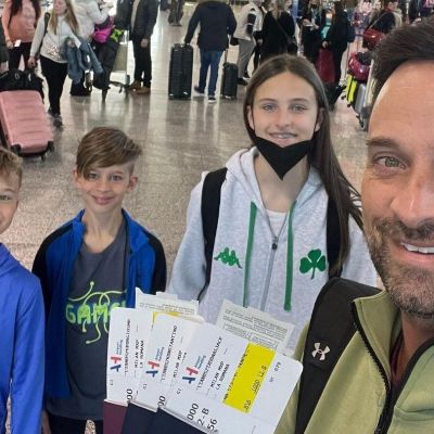 Γιώργος Λιανός: Στο αεροδρόμιο με τα τρία μεγαλύτερα παιδιά του