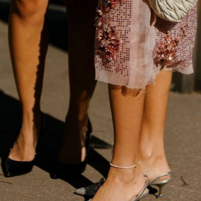 Τα άνετα τακούνια της άνοιξης είναι πιο chic από όσο πιστεύεις