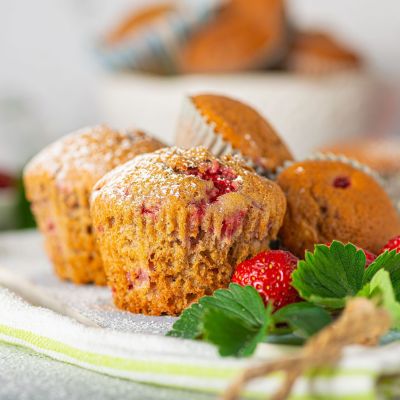 Υγιεινά muffins με μαύρη σοκολάτα και φράουλες - Εύκολη συνταγή χωρίς αυγά και βούτυρο