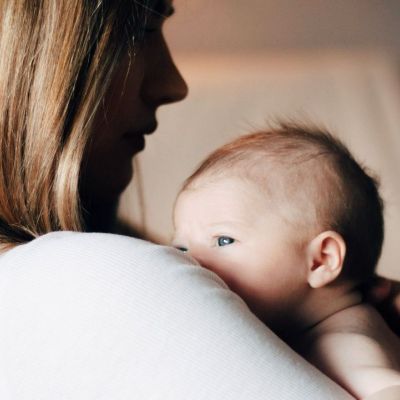 Μπορεί να προληφθεί η επιλόχειος κατάθλιψη στις νέες μαμάδες: