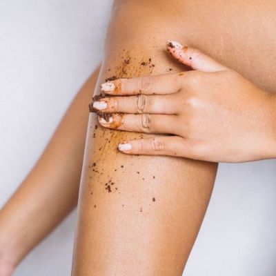 8 scrubs σώματος για τέλεια πόδια στην παραλία