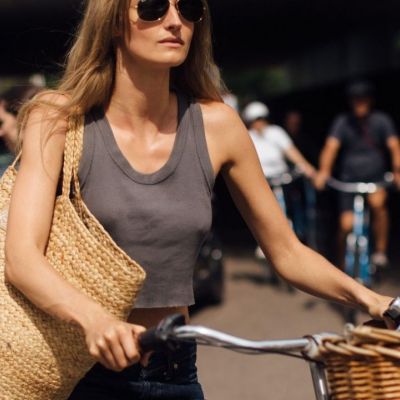 Οι μεγάλες shopper τσάντες επιστρέφουν μέσα στο καλοκαίρι