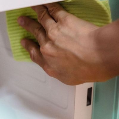 3 υλικά αρκούν για να διώξεις τα λίπη από τον φούρνο σου