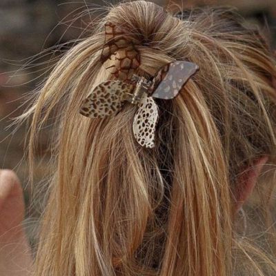 4 εύκολα χτενίσματα με κλάμερ για το τριήμερο