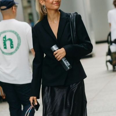 Όλοι οι τρόποι να συνδυάσεις σωστά τη μαύρη σατέν φούστα το καλοκαίρι