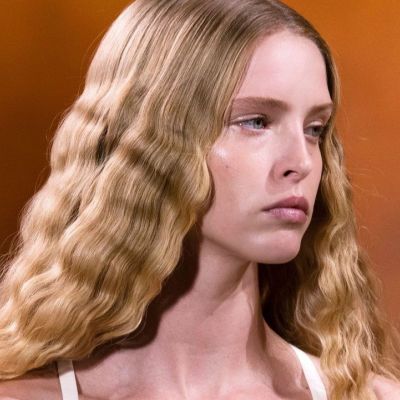 Θέλεις τέλεια beachy μαλλιά; 5 spray με αλάτι για να τα πετύχεις χωρίς να βρίσκεσαι στη θάλασσα