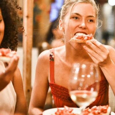 Αυτή είναι η κυριότερη αιτία για αυτά που «κολλάμε» στα εστιατόρια